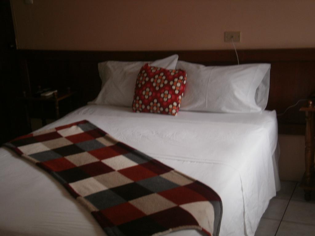 Monique'S Guest House Maraval Номер фото