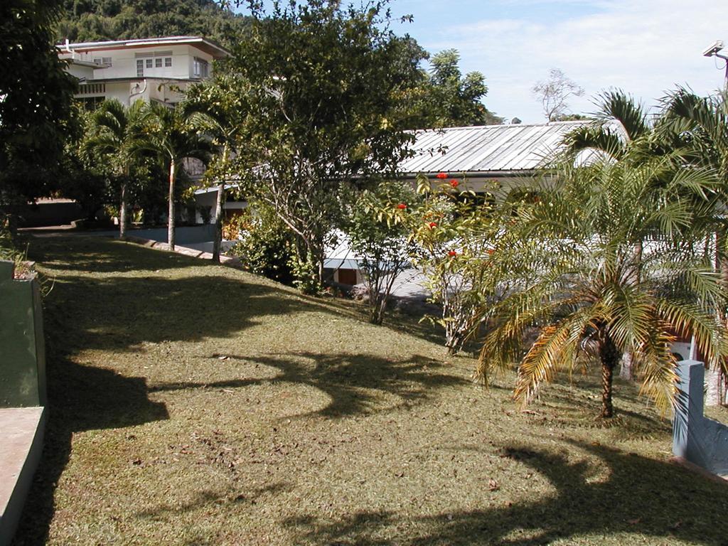 Monique'S Guest House Maraval Экстерьер фото